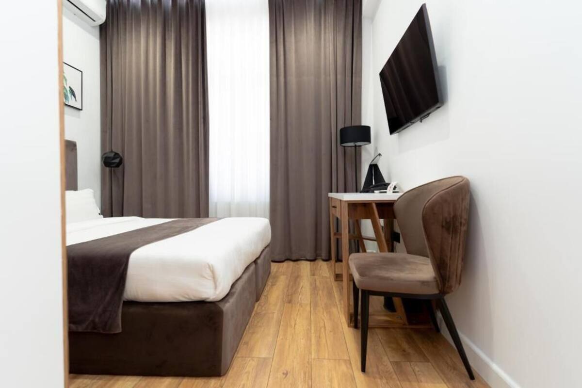 Kamar Double Standar | Meja kerja, ruang kerja ramah laptop, dan tirai kedap cahaya