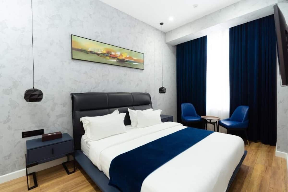 Kamar Deluks, balkon, pemandangan kota | Meja kerja, ruang kerja ramah laptop, dan tirai kedap cahaya