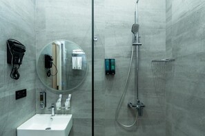 Standard-Doppelzimmer | Badezimmer | Dusche, Haartrockner, Handtücher, Seife