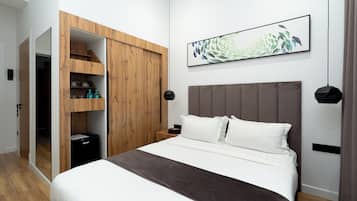 Escritorio, espacio para trabajar con un portátil, cortinas opacas