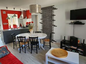 Dining - Charming house in the heart of Berry with garden and terrace (Saint-Marcel)