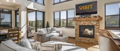 Smart TV y chimenea