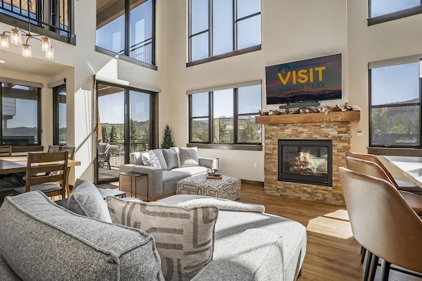 Smart TV, fireplace