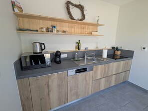 Kylskåp, mikrovågsugn och diskmaskin