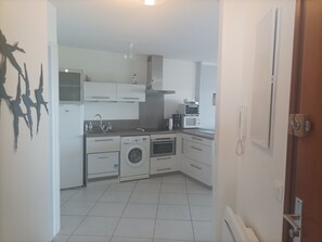 Micro-ondes, four, plaque de cuisson, lave-vaisselle