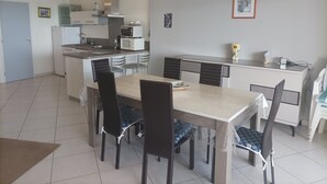 Une cuisine moderne avec un coin repas.