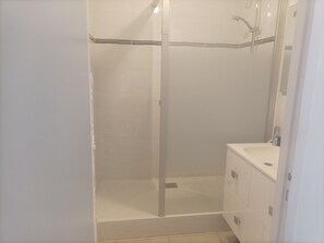 Bathroom - Le Croisic: Apartment Sea View, Pets, Parking, Sleeps 4 (Le Croisic)