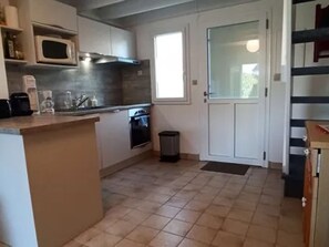 Een koelkast, een microgolfoven, een oven, een kookplaat