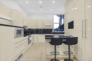 Refrigerador, microondas, horno, placa de cocina