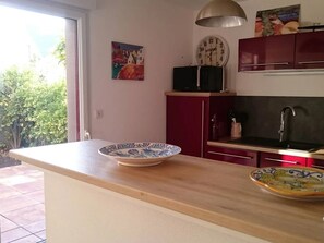 Kühlschrank, Mikrowelle, Herdplatte, Geschirrspüler