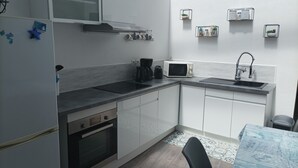 A compact kitchen with a microwave, stove, and sink. There are cabinets and a countertop. - Quiet house 4-6 pers. near Le Croisic port (Le Croisic)