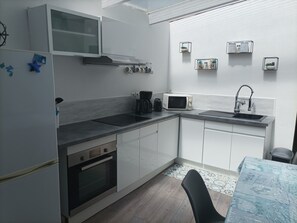 Réfrigérateur, micro-ondes, four, plaque de cuisson