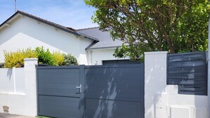 A gated residential property with a white exterior, a grey roof, and a tree in the background. - Quiet house 4-6 pers. near Le Croisic port (Le Croisic)
