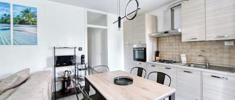 KĂŒhlschrank, Mikrowelle, Ofen, Herdplatte