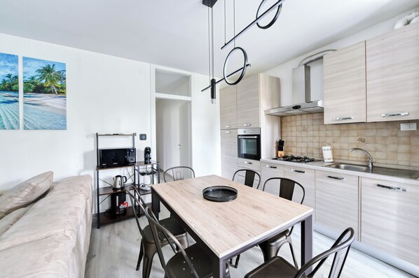 Kühlschrank, Mikrowelle, Ofen, Herdplatte