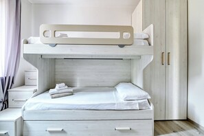 3 habitaciones, tabla de planchar con plancha y cuna de viaje