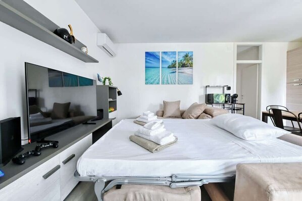 2 bedrooms, iron/ironing board, travel crib, free WiFi