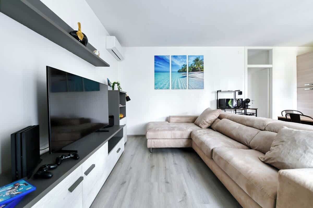 Tv, tv-spel och kontor