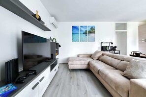 Télévision, jeux vidéo, espaces bureaux