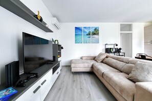 Télévision, jeux vidéo, lecteur de DVD, livres