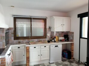 Microwave, oven, stovetop, dishwasher - 6-sleeper apartment in Le Croisic with garden, near beach and center (Le Croisic)