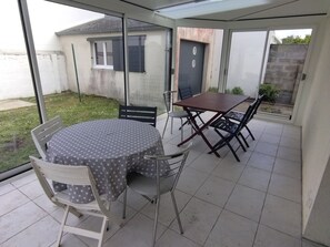 Outdoor dining - 6-sleeper apartment in Le Croisic with garden, near beach and center (Le Croisic)