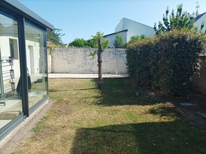 Property grounds - 6-sleeper apartment in Le Croisic with garden, near beach and center (Le Croisic)