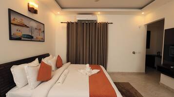 Deluxe Double Room, Balcony | Desk, iron/ironing board, free WiFi, bed sheets