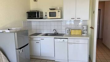 Réfrigérateur, micro-ondes, plaque de cuisson, lave-vaisselle