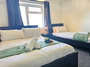 3 bedrooms - Perfect for Contractors, Tradespeople, pvt parking (Brentry)