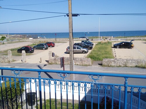 1st floor apartment with terrace - 2 bedrooms, 4 guests, parking sea-facing