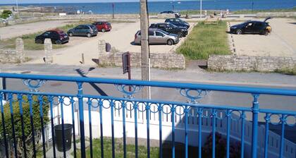 1st floor apartment with terrace - 2 bedrooms, 4 guests, parking sea-facing