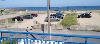 1st floor apartment with terrace - 2 bedrooms, 4 guests, parking sea-facing
