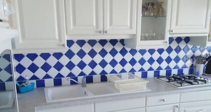 1. Stock Wohnung mit Terrasse - 2 Zimmer, 4 Personen, Parkplatz am Meer