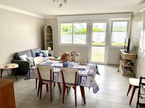 House near beach, 5 sleeps, pets allowed