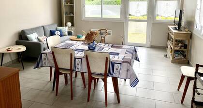 House near beach, 5 sleeps, pets allowed
