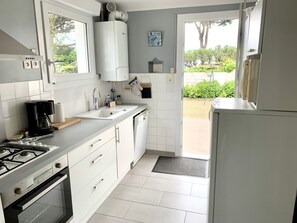 Jääkaappi, mikroaaltouuni, uuni, liesi