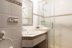 Shower, hair dryer, towels, soap - 3 Cabras Perdidas (Arbo)