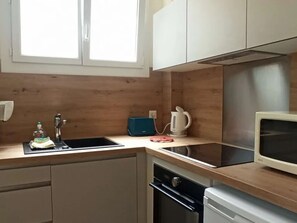 Fridge, microwave, oven, stovetop - 2-Room Apartment Perfect Location - Le Croisic Center (Le Croisic)