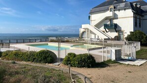 A large house with a swimming pool and a view of the sea. - Batz-sur-Mer: Duplex Apt 2 Bedrooms, 6 Guests, Parking (Batz-sur-Mer)