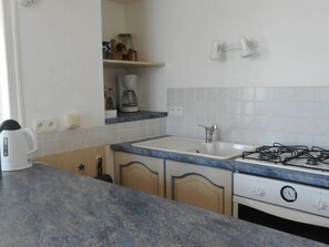 Fridge, microwave, oven, stovetop - Le Croisic: 2 Rooms Ground Floor Facing Port, City Center, Pets Allowed (Le Croisic)