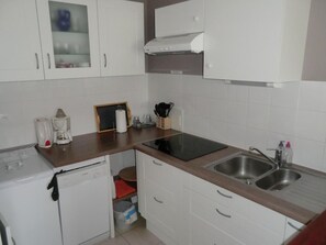 Kühlschrank, Mikrowelle, Herdplatte, Geschirrspüler
