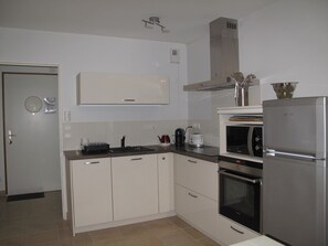 Fridge, microwave, oven, stovetop - Le Croisic - Near Beach - T3 Apartment - 4 People - Private Parking (Le Croisic)