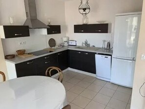 Kylskåp, mikrovågsugn, spishäll och diskmaskin