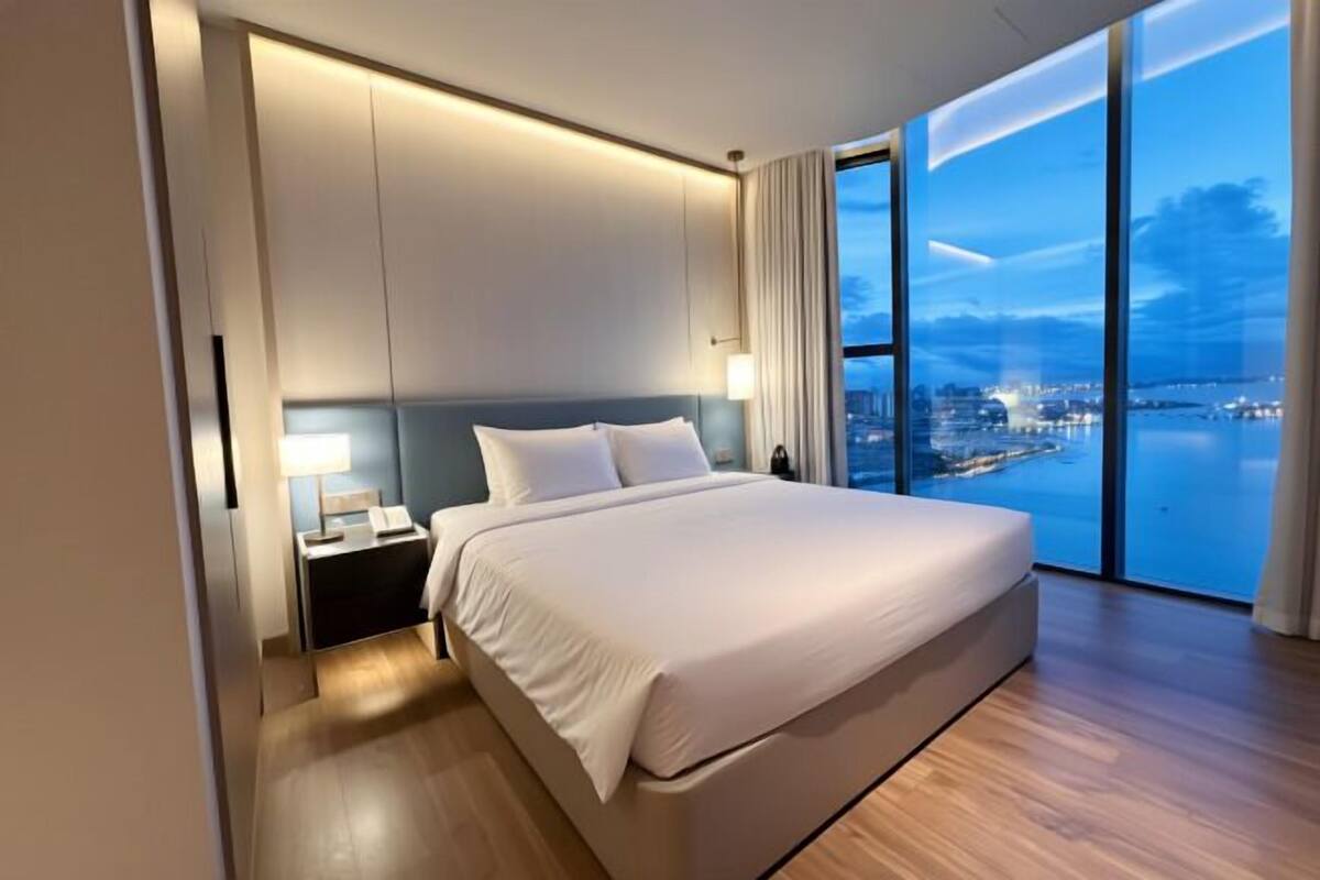 Cofres nos quartos, cortinas blackout, quartos à prova de som