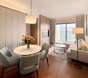 Panoramic-Apartment, 2 Schlafzimmer, Balkon, Meerblick | Wohnbereich