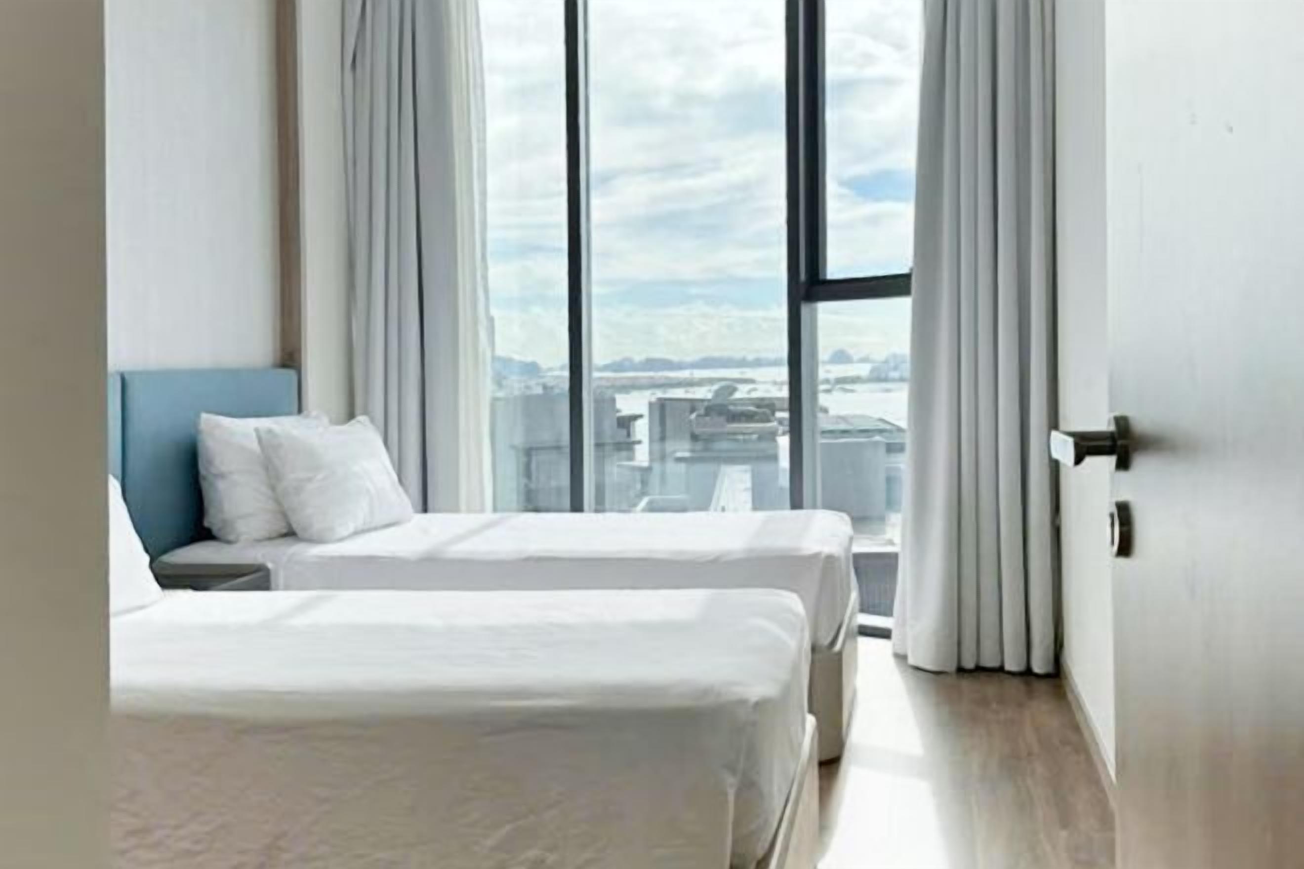 Caixa forta a l'habitació i cortines opaques 