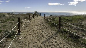 A sandy beach path with wooden posts and ropes, leading to the ocean. - Luxury beachfront apartment in Estepona (Estepona)