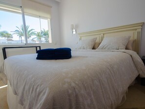 3 bedrooms, free WiFi - Spacious Apartment in Estepona with WiFi and Parking (Estepona)