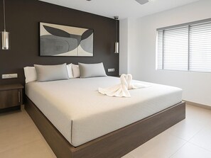 3 bedrooms, free WiFi - Renovated apartment Estepona, near beach, private parking. Perfect for family/golf (Estepona)